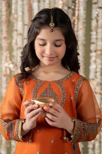 Lehenga Choli para niños elegante con encogimiento de hombros de red y vestido adornado para fiesta de cumpleaños Eid - Product Image 3