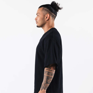 Camiseta negra azabache de gran tamaño para hombre, ropa de calle de algodón de ajuste relajado de manga corta, camiseta con hombros caídos para gimnasio diario y salón - Product Image 3