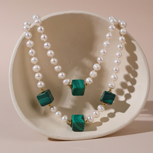 Collier de perles double couche de style vintage, forme carrée, avec malachite et perles d'eau douce, idéal pour les soirées - Product Image 1