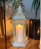 Encantadora linterna blanca con paneles de vidrio y tapa plateada para una decoración elegante del hogar e iluminación ambiental - Product Image 4