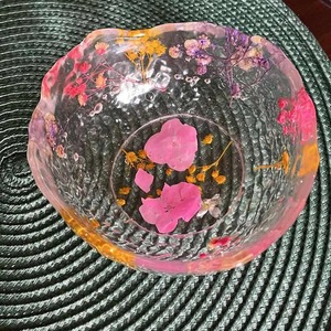 ชามประดับเรซิ่นพร้อมดอกไม้สีชมพูจริงฝังดีไซน์หรูหราเป็นงานฝีมือที่สมบูรณ์แบบกลางหรือแสดงของขวัญจากอินเดีย - Product Image 1
