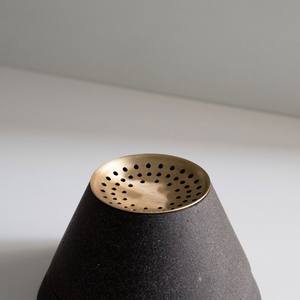 เตาเผาเครื่องหอมแบบหล่อขึ้นรูปทันสมัย พร้อมถาดโลหะฉลุลายสีทอง ที่วางธูปแบบมินิมอลสำหรับธูปกรวยและถ่าน ของตกแต่งบ้าน ของขวัญสำหรับชาวอ่าวอาหรับ - Product Image 6