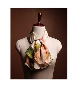 Chal de seda 100% hecho a mano con estampado digital floral de primavera único, bufanda de diseño personalizado directamente del fabricante de la India - Product Image 1