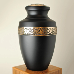 Urna de cremación dorada sobre negra para cenizas humanas, urna de latón para adultos hecha a mano, urna conmemorativa grabada en oro, proveedor mayorista exportador - Product Image 1