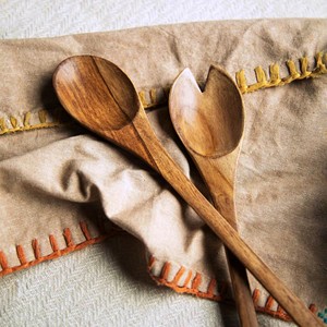 Juego de Ensaladera Artesanal de Madera y Resina Epoxi Naranja, Madera Natural con 2 Espátulas, Utensilios Hechos a Mano Sostenibles - Product Image 3