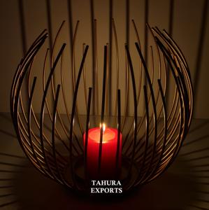 Elegante portavelas de jaula alta con acabado de metal en negrita diseñado para destacar como un acento decorativo en espacios modernos o clásicos - Product Image 5