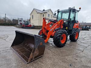 Chargeuse sur pneus compacte Kubota R090 |   Mini-chargeuse frontale articulée pour la construction, l'agriculture et l'aménagement paysager - Product Image 4