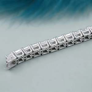 Pulsera de tenis con diamantes cultivados en laboratorio de corte esmeralda de 25.90 TCW, certificada por IGI, en oro blanco, amarillo y rosa. - Product Image 4