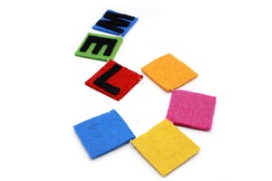 Guirnalda de bienvenida de fieltro ecológica hecha a mano, decoración sostenible para el hogar con tela de fieltro reciclable - Product Image 2