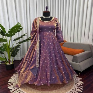 VASTRA COTTAGE - Vestido de Seda Pesada con Bordado Fendy, Pantalón y Dupatta, Trabajo con Hilos y Lentejuelas, Ropa Étnica de Diseñador para Mujer - Product Image 1