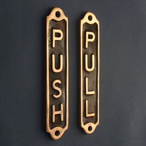 Plaque de porte en laiton faite à la main, personnalisée avec nom gravé, élégante, décorative, avec fixation murale - Product Image 4