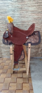 Silla de Montar Premium de Cuero Genuino Hecha a Mano, de Diseño, Duradera y Cómoda, para Carreras, Estilo Western, Inglés, para Caballos, de Madera, Fibra de Vidrio y Plástico - Product Image 1
