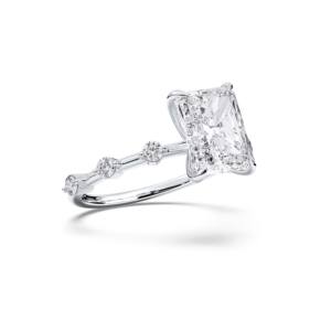 Anillo de compromiso de diamante de corte redondo y radiante cultivado en laboratorio de 5,13 quilates, hecho en platino para ella - Product Image 4