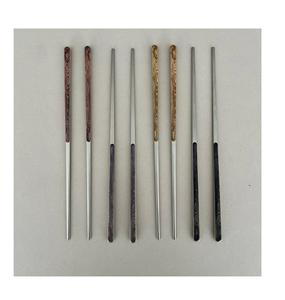 Ensemble de couverts en acier inoxydable moderne élégant Couverts uniques avec finition argent poli miroir en métal pour la décoration de table - Product Image 1