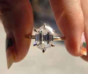 Bague de fiançailles en or massif 14 carats avec diamant de laboratoire taille hexagonale, cadeau de fête raffiné pour un partenaire - Product Image 5