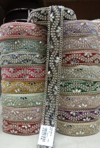 Lacets brodés miroir sur mesure disponibles dans des couleurs assorties adaptées aux créateurs de vêtements à utiliser comme garnitures - Product Image 2