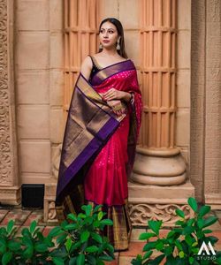 Tijdloze Nieuwkomers Bruiloftskleding Georgette <span class=keywords><strong>Saree</strong></span> Met Ingewikkelde Zari-Rand En Handgemaakte Motieven.