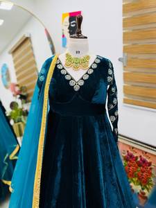 Nieuwe designer zijden zware fluwelen salwar met dupatta set voor dames, geschikt voor feesten & bruiloften, met bescherming tegen de zon - Product Image 3