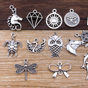 Vente en gros de pendentifs tibétains à breloques en métal argenté DIY pour la fabrication de bijoux de collier - Product Image 5