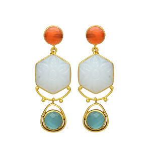 Pendientes colgantes de diseño en tono dorado con piedras preciosas multicolor, pendientes de latón para mujer y niña, pendientes modernos. - Product Image 1