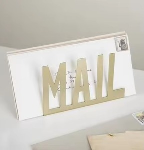 Minimal Small Metal Card Stand para Party Place Cards Fotos Menú Etiquetas Receta Notas y uso diario en el escritorio Venta al por mayor de La India - Product Image 1