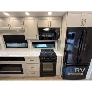 บริงเคิลลี่ รุ่น 2026 G 4100 รถบ้านอลูมิเนียมสีเทาสุดหรู 3 สไลด์ รองรับผู้โดยสาร 8 คน แบบ Fifth Wheel พร้อมระบบกันสะเทือนอิสระ - Product Image 4