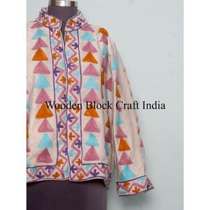 Veste en velours Suzani bohème de fournisseur indien, veste faite à la main avec de riches motifs floraux, disponible à bon prix - Product Image 3