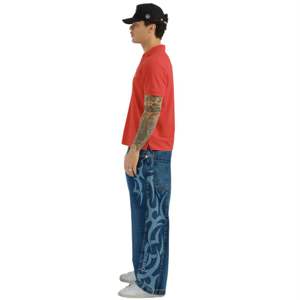 Jean High Roller Noir Jais 21 Pouces Bas Maori Inspiré Tribal Graphics Durable Anneau Filé Denim avec Détails de Rivet Doré - Product Image 4