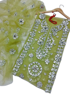 ชุดสาหรี่กะมีซผ้าอะคริลิคประดับด้วยงานปักลายโกต้าสีทองหรูหรา สไตล์ผสมผสานแบบดั้งเดิม เหมาะสำหรับงานปาร์ตี้ของผู้หญิง - Product Image 3