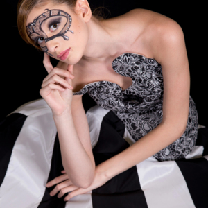 Robe de soirée élégante pour femme, faite en Italie, longueur genou, taffetas, dentelle, appliques asymétrique, sans manches, jupe, haut naturel - Product Image 1