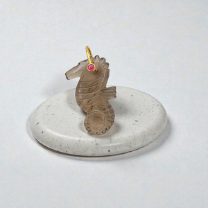 Sculptures d'hippocampes en pierre de quartz fumé |   Pendentifs en pierre faits à la main pour bijoux - Product Image 1