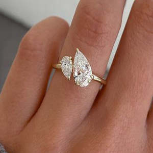 Anillo de Compromiso de Diamante Cultivado en Laboratorio con Corte Pera de 1.80 Ct y Oro Amarillo de 14K, Joyería Nupcial de Lujo Hecha a Mano - Product Image 1