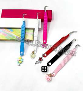 Nuevos abalorios de diseño diferente con revestimiento en polvo de diferentes colores Punta plateada Pinzas de extensión de pestañas Logotipo personalizado Herramientas de belleza - Product Image 3
