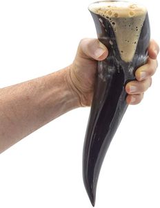 Cuerno para beber artesanal de alta capacidad con textura rústica y correa para eventos temáticos de bebida y uso entusiasta medieval - Product Image 3