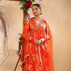 Anarkali พิมพ์ลายดอกกุหลาบทรงเอปลายบานแขนยาวคอเสื้อประดับเลื่อมมาพร้อมกับ dupatta ปักเลื่อม - Product Image 1