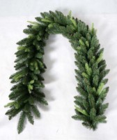 Collection de guirlandes de Noël : Couronne artificielle en plastique effet neige et naturel avec pommes de pin, ornements et lumières LED – Chine