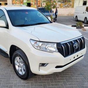 Toyota Prado d'occasion 2020, conduite à gauche, version GCC, SUV automatique, moteur atmosphérique 8L, régulateur de vitesse adaptatif, sièges en cuir, transmission intégrale, 5 places, jantes R21 - Product Image 2