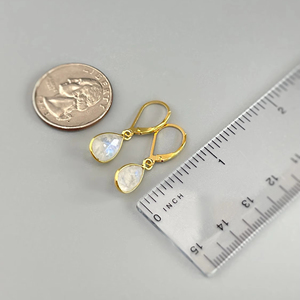 Boucles d'oreilles en pierre de lune en argent sterling de bonne qualité pour femmes comme meilleurs accessoires de bijoux à faible coût - Product Image 1