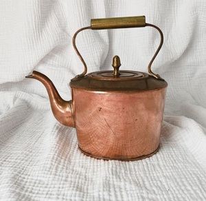 Tetera de cobre pulido a mano con construcción duradera y diseño de mango vintage perfecto para decoraciones rústicas para el hogar - Product Image 1