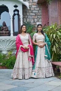 Lehenga Choli de luxe pour femme, en soie mélangée ivoire, avec dupatta en mousseline vert émeraude, par Unity - Product Image 3
