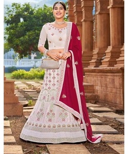 Boda nupcial Full LachaCholi para mujer en negro con terciopelo bordado y trabajo de espejo - Product Image 1