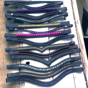 Venta al por mayor de cuero negro de calidad superior Brow-Band Horse Riding Tack Excelente valor con relleno suave para entusiastas de la equitación - Product Image 2