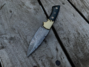 Couteau à lame en acier damas fait à la main personnalisé avec manche en corne pour Camping Skinner Chasse Activités de plein air OEM pris en charge - Product Image 6