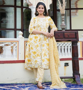 Décontracté Jaune Floral Brodé Anarkali Kurta avec Pantalon & Motif Dupatta-Décoré Cheville-Longueur - Product Image 1