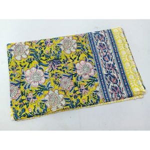 Écharpe en coton doux imprimée à la main avec pompons dessinés à la main, accessoire élégant - Product Image 2