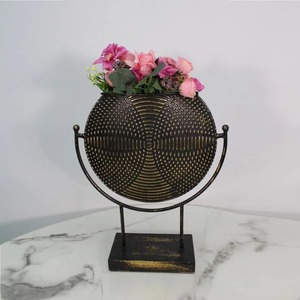 Vase à anneau décoratif à motif rond Pièce d'accent parfaite finie en noir pour salon, bureau et décor d'événement - Product Image 1