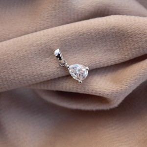 Delicado Colgante Minimalista de Plata de Ley 925 con Moissanita Corte Pera, Elegante Accesorio de Cadena con Encanto Chic, Regalo de Lujo para Mujer - Product Image 2