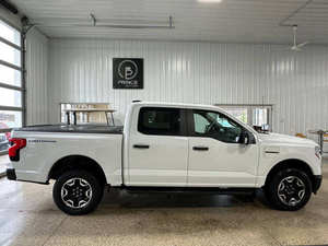 F-150 Lightning AWD Pro 4 portes SuperCrew 5,5 pieds SB Turbo Automatique R17 Sièges en cuir Toit ouvrant panoramique d'occasion 2022-2024 - Product Image 2