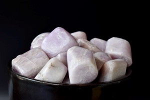Venta al por mayor de piedras de kunzita natural de calidad premium AAA, cristal puro, ecológico, 1 kg - Product Image 4