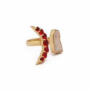 Anillo ajustable chapado en oro para mujer, anillo de cóctel audaz hecho a mano, Perla Barroca Natural, granate, anillos de media luna de cuarzo - Product Image 1